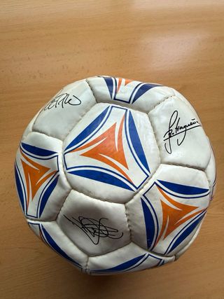 Balón AS conmemorativo firmado