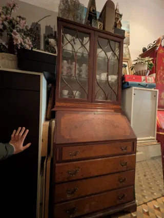 Mueble de madera con vitrina y cajones