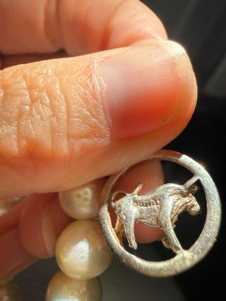 Pulsera perlas con charm signo Tauro