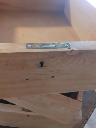 Cajón madera y metal antiguo