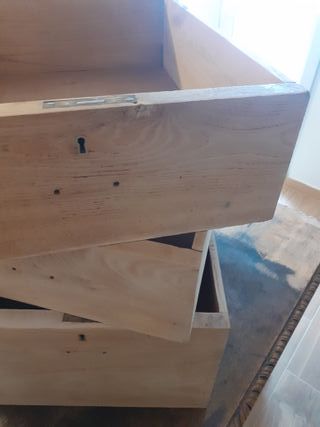 Cajón madera y metal antiguo