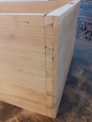 Cajón madera y metal antiguo