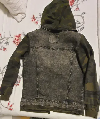 Cazadora vaquera Pull&Bear camuflaje Talla M