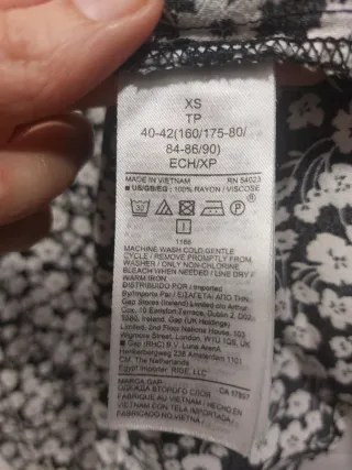 Vestido GAP floral manga larga.