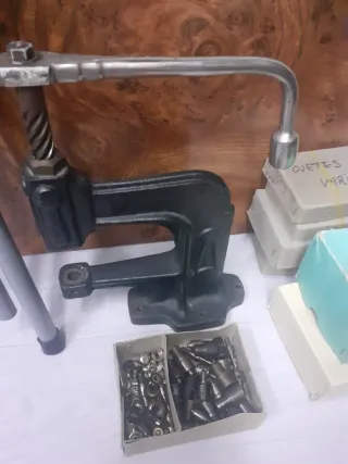 Remachadora manual con accesorios