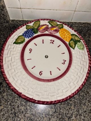 Reloj de cerámica decorado con frutas