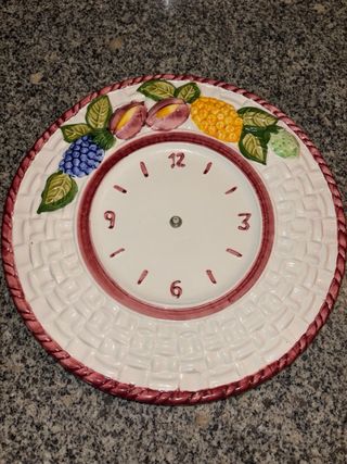 Reloj de cerámica decorado con frutas