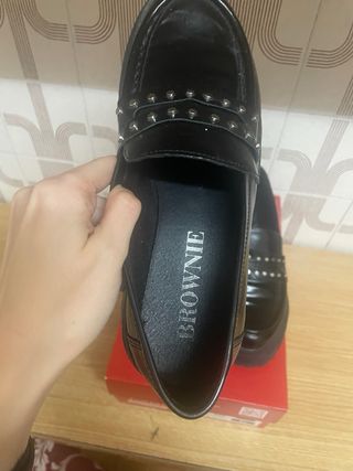 Zapatos mocasines negros Brownie con tachuelas