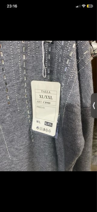 Chandal gris con pedrería.