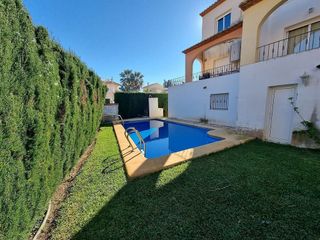 Casa adosada en alquiler en Oliva Nova en Oliva