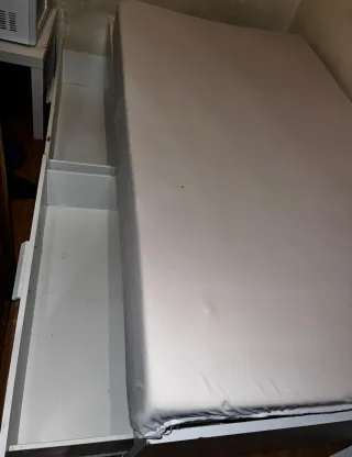 Cama con somier y cajones