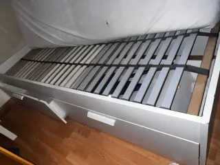 Cama con somier y cajones