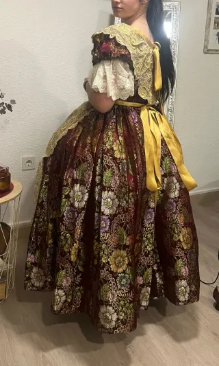 Traje de Fallera completo con zapatos, y mantilla