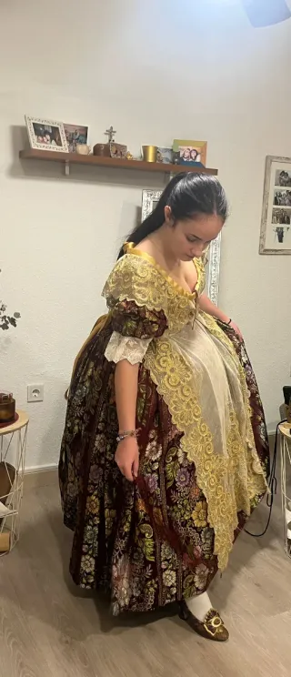 Traje de Fallera completo con zapatos, y mantilla