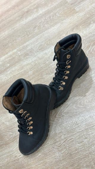 Botines negros con cordones