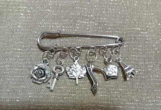 Spilla artigianale con ciondoli SCONTO 50%