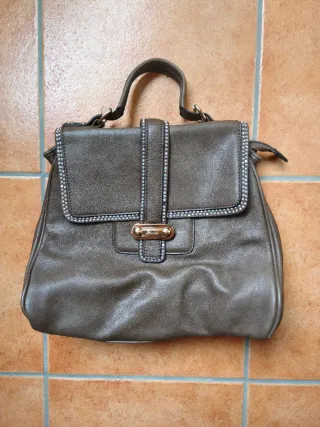 Mala castanha com detalhes dourados