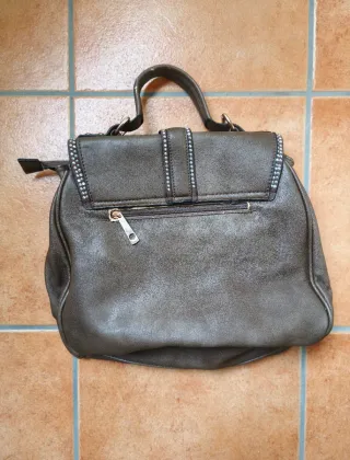 Mala castanha com detalhes dourados