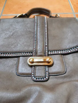 Mala castanha com detalhes dourados