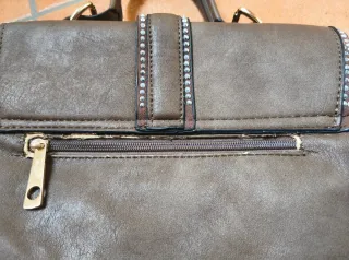 Mala castanha com detalhes dourados