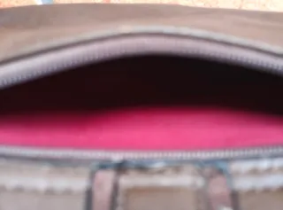 Mala castanha com detalhes dourados