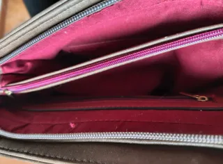 Mala castanha com detalhes dourados