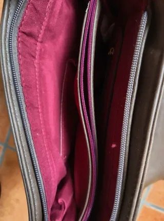 Mala castanha com detalhes dourados