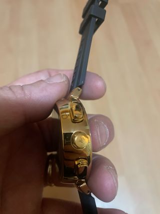 Reloj Negro y Dorado