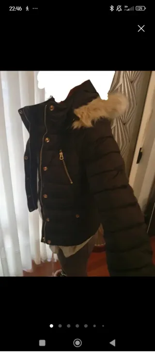 Chaqueta negra cpn pelo  acolchada con capucha