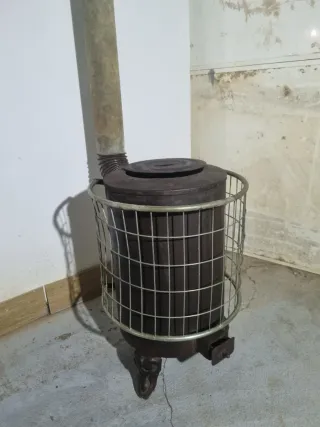 Estufa de leña metálica