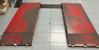 Elevador de tijera rojo