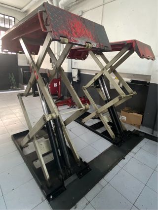 Elevador de tijera rojo