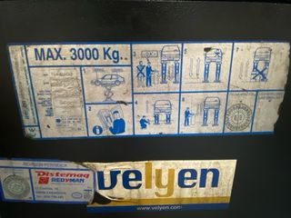 Elevador de tijera rojo