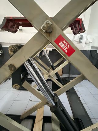 Elevador de tijera rojo