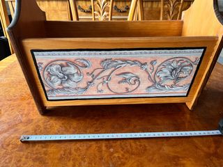 Revistero de madera con diseño floral