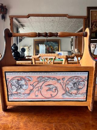 Revistero de madera con diseño floral