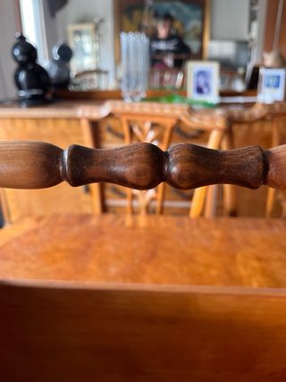 Revistero de madera con diseño floral