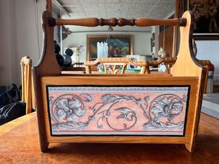 Revistero de madera con diseño floral