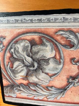 Revistero de madera con diseño floral