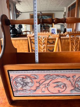 Revistero de madera con diseño floral