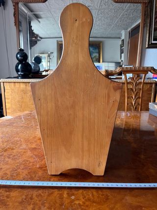 Revistero de madera con diseño floral