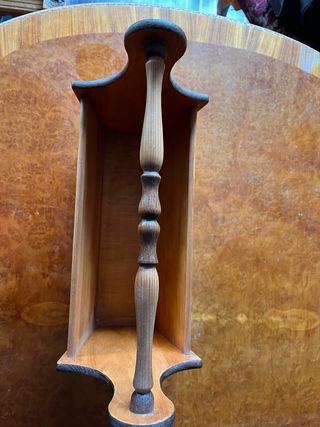 Revistero de madera con diseño floral