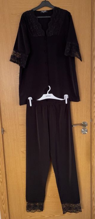 Pijama negro con encaje