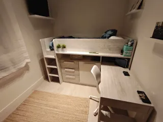 Habitación infantil con escritorio