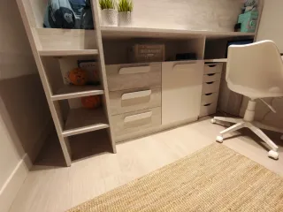 Habitación infantil con escritorio