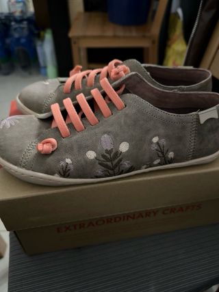 Zapatillas Camper grises con flores y cordones ros