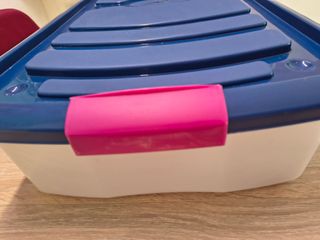 Caja de almacenaje azul y blanca con ruedas