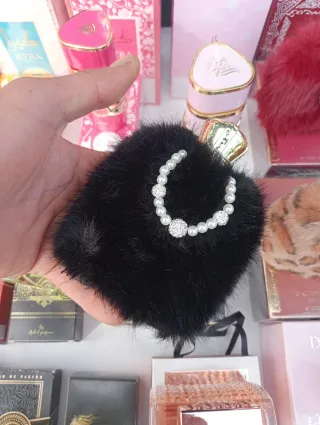 Perfume con funda de leopardo y corona