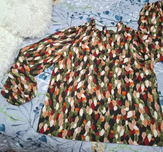 Blusa de hojas verde y multicolor