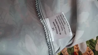 Blusa de hojas verde y multicolor